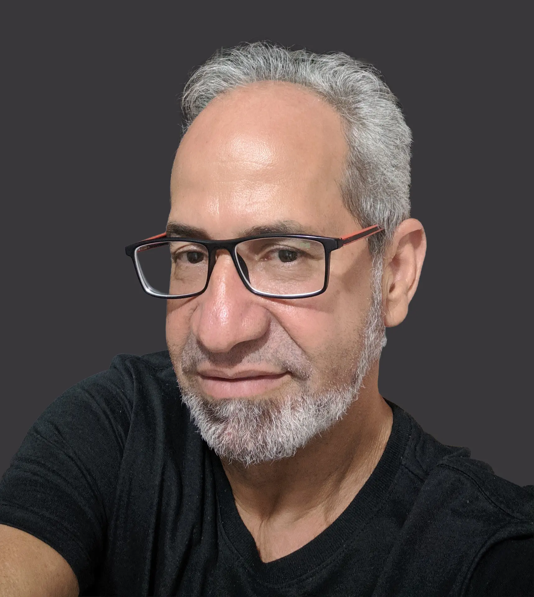 Sergio G Silva, designer gráfico e especialista em IA aplicada ao design